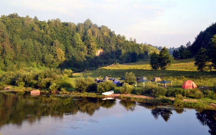 лагерь на берегу реки Случ